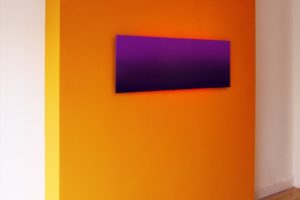 colour gradient, metallplatte wandfarbe leuchtstoffröhren, patrick heide contemporary art, london, 2009