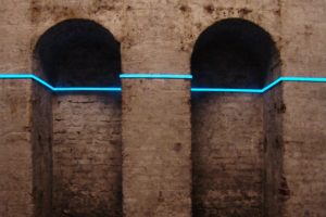 balance - courtesy kinetica mueseum london, leuchtfolie und inverter, shunt - london bridge station, london, 2008