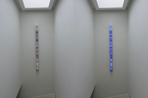 colour code, edelstahl-leuchtkasten grossdiapositiv, maße 250 cm x 13 cm x 13 cm, privatsammlung, london, 2011