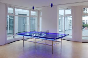 the very best..., neon blau plexiglas edelstahl poliert silikonöl blau, galerie benden & klimczak, köln, 2008