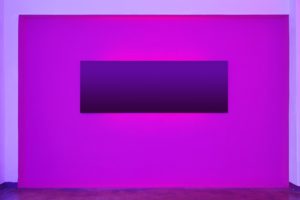 colour gradient, metallplatte wandfarbe leuchtstoffröhren, galerie michaela stock, wien, 2009