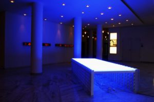 blue bed, leuchtstoffröhren und metall, bezirks galerie, münchen, 2002