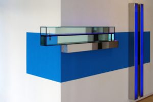 edge, edelstahl poliert wasser silikonöl led-licht farwechsel neon spiegel wandfarbe, galerie benden & klimczak, köln, 2008