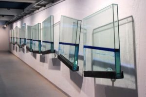 blue line, 10 glasbehälter metall blaues silikonöl und wasser, pasinger fabrik, münchen, 2001