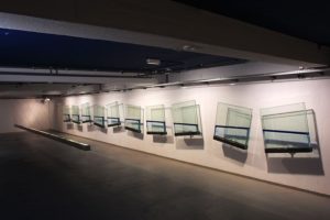 blue line, 10 glasbehälter metall silikonöl und wasser, pasinger fabrik, münchen, 2001