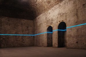 balance - courtesy kinetica mueseum london, leuchtfolie und inverter, shunt - london bridge station, london, 2008