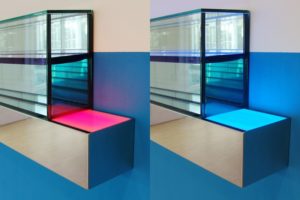 edge (detailansicht), edelstahl poliert wasser silikonöl led-licht farbwechsel neon spiegel wandfarbe, galerie benden & klimczak, köln, 2008