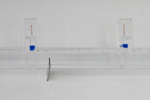 sensitive balance (detailansicht), edelstahll glasschwimmer plexiglas wasser silikonöl blau, patrick heide contemporary, london, 2008