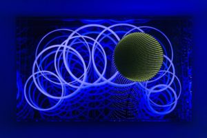 circles, metall spiegel plexiglas led farbwechsel, galerie michaela stock, wien, 2013