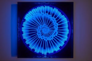   balck light, metall holz plexiglas uv licht, samuelis baumgarte galerie, bielefeld, 2016