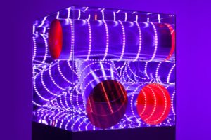 triple tube, maße 170 x 70 x 70 cm, plexiglas spiegel led farbwechsel holz, osthaus museum, hagen, 2013