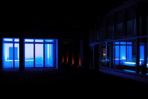 blue bed, leuchtstoffröhren und metall, kaiser friedrich, berlin, 2003