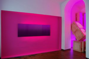 colour gradient + replaced, metallplatte wandfarbe leuchtkästen holzkisten und kontaktunterbrecher, galerie michaela stock, wien, 2009