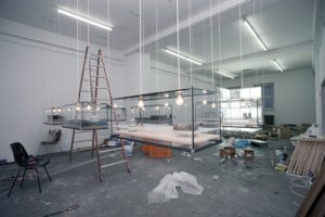 stillleben (montageansicht), 6 glaskästen metall harz plexiglas fundstücke holz, galerie benden & klimczak, köln, 1999