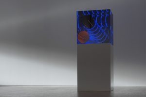 triple tube, maße 170 x 70 x 70 cm, plexiglas spiegel led farbwechsel holz, osthaus museum, hagen, 2013