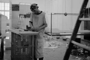 hans kotter, stillleben, 6 glaskästen metall harz plexiglas fundstücke holz, galerie benden & klimczak, köln, 1999