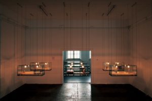 stillleben, 6 glaskästen metall harz plexiglas fundstücke holz, galerie benden & klimczak, köln, 1999