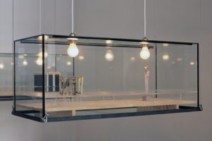 stillleben (detailansicht), glaskasten metall harz plexiglas fundstücke holz, galerie benden & klimczak, köln, 1999