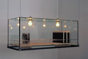 stillleben (detailansicht), glaskasten metall harz plexiglas fundstücke holz, galerie benden & klimczak, köln, 1999