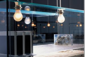 stillleben (detailansicht), glaskasten metall harz plexiglas fundstücke holz, galerie benden & klimczak, köln, 1999