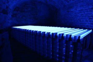 blue bed, leuchtstoffröhren und metall, stadtmusem neuötting, 2002