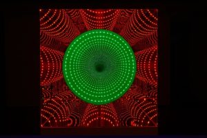 tube, maße 160 cm x 60 cm x 60 cm, plexiglas spiegel holz metall led-licht farbwechsel, galerie michaela stock, wien, 2011