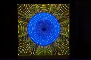 tube, maße 160 cm x 60 cm x 60 cm, plexiglas spiegel holz metall led-licht farbwechsel, galerie michaela stock, wien, 2011